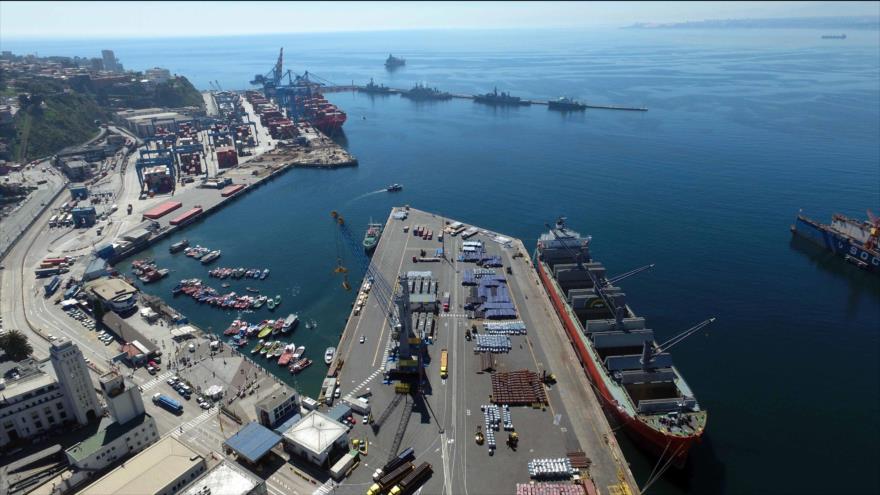 El Puerto de Valparaíso, terminal marítimo ubicado en la ciudad del mismo nombre en la Región de Valparaíso, Chile. 