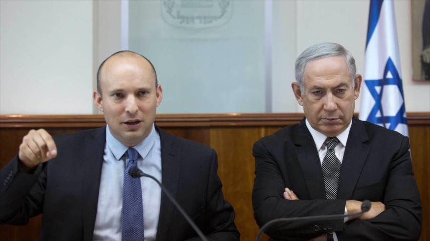 El primer ministro israelí, Benjamín Netanyahu (dcha.), y su ministro de educación, Naftali Bennett, en una reunión del gabinete, 30 de agosto de 2016.