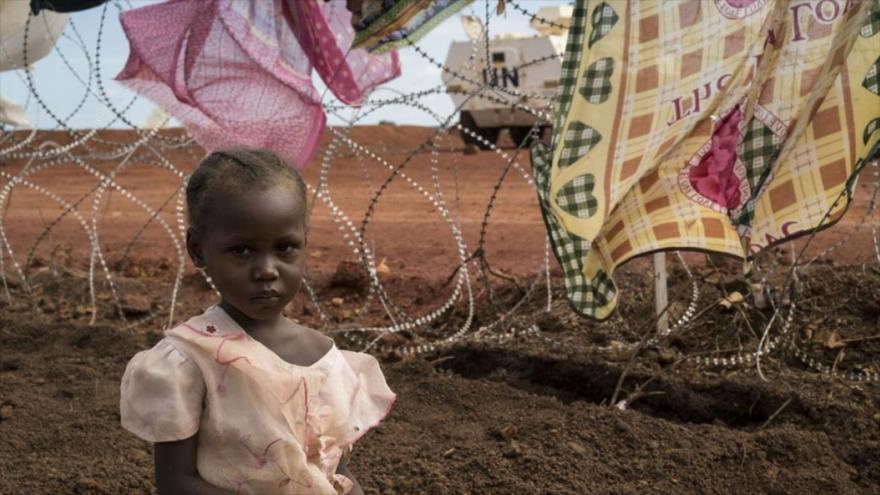 Una niña africana en un campo de refugiados en algún lugar del continente africano.