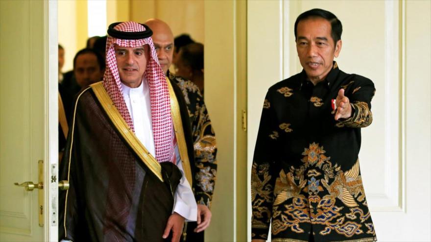 El presidente de Indonesia, Joko Widodo, recibe al canciller saudí, Adel al-Yubeir, en Bogor, 22 de octubre de 2018. (Foto: Reuters)