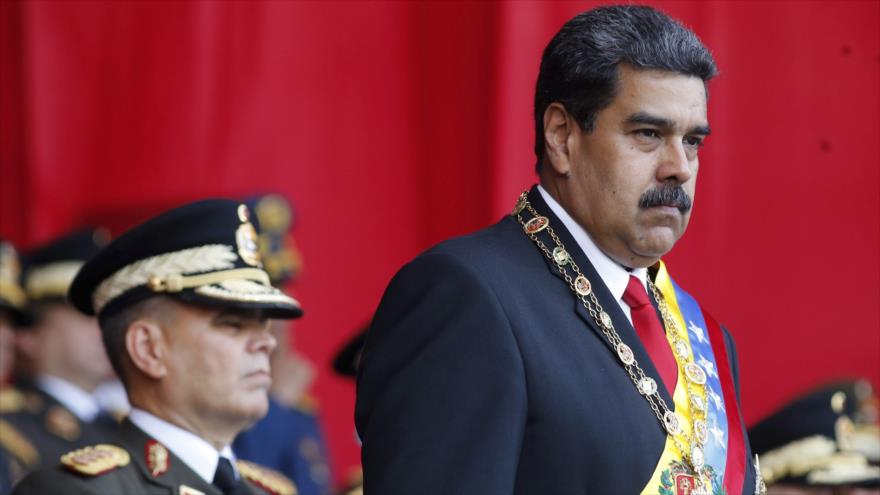 El presidente de Venezuela, Nicolás Maduro (dcha.), observa un desfile militar en Caracas, capital, 24 de mayo de 2018.