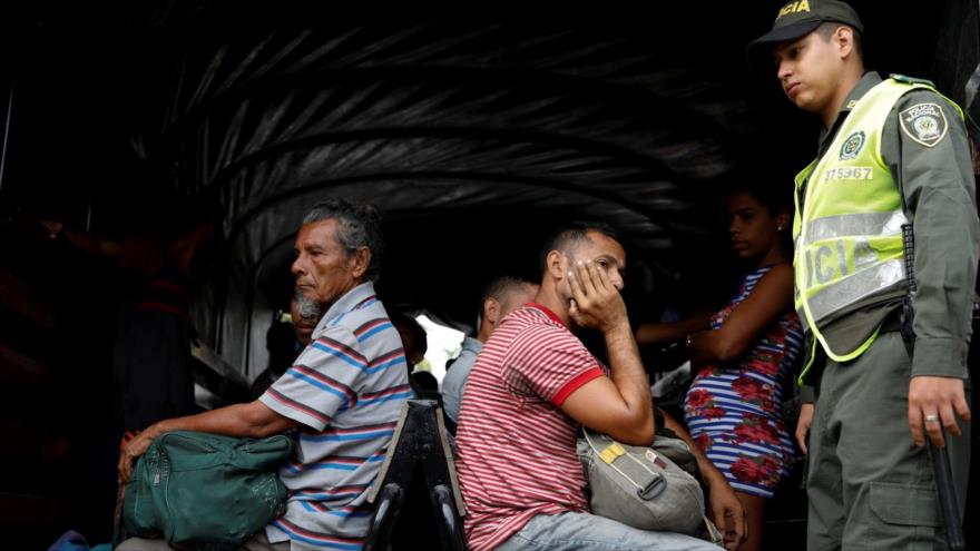 Migrantes venezolanos esperan en un vehículo a ser trasladados por la policía colombiana en Cúcuta.