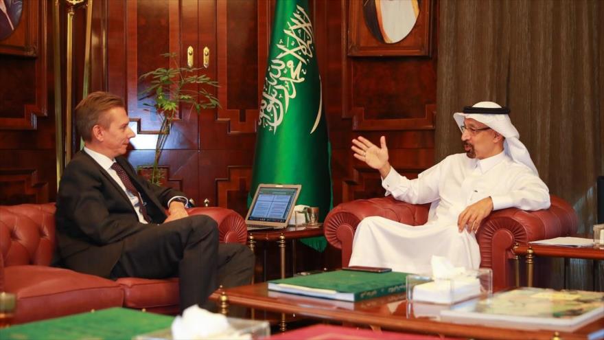 El ministro de Energía de Arabia Saudí, (dcha.) durante una entrevista con la agencia de noticias rusa TASS, 22 de octubre de 2018. (Foto: TASS)