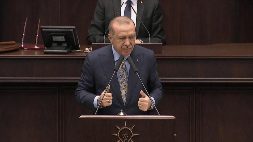 El presidente de Turquía, Recep Tayyip Erdogan, ofrece un discurso en el Parlamento, 23 de octubre de 2018.