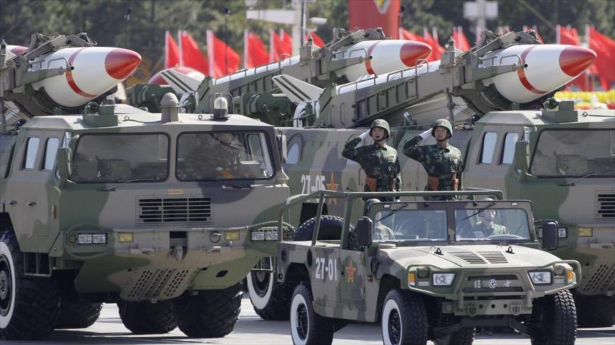 Plataformas de lanzamiento de misiles, cargadas con ojivas nucleares, en un desfile militar celebrado en Pekín, capital china. 