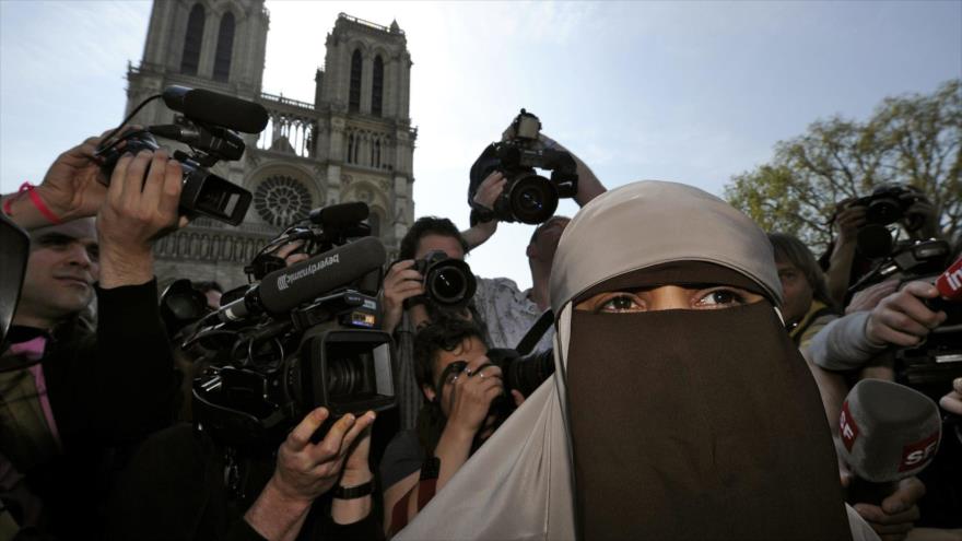 Una mujer vestida con el nicab habla a la prensa en París, capital de Francia, 11 de abril de 2011.