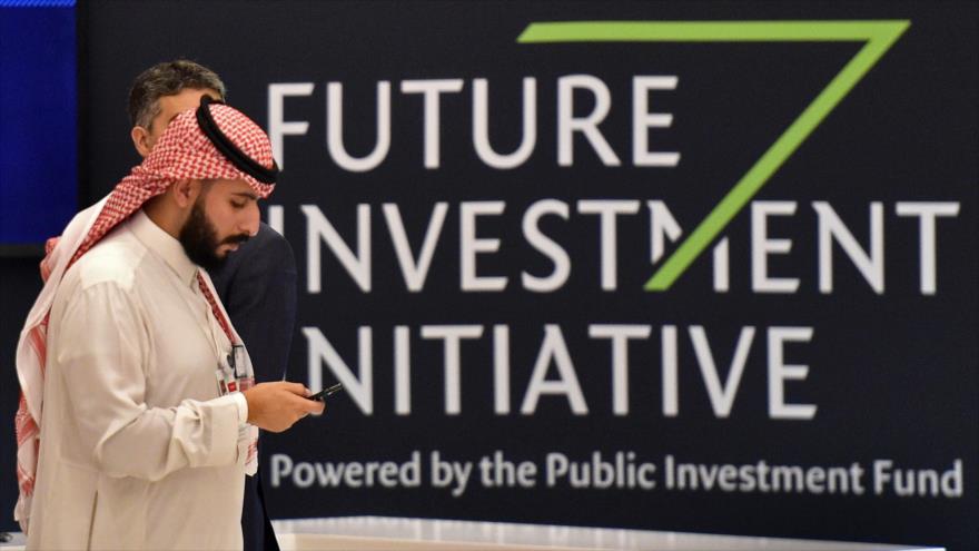 Un saudí pasa junto a un letrero de la inauguración del foro económico Iniciativa de Inversión de Futuro en Riad, 23 de octubre de 2018. (Foto: AFP)
