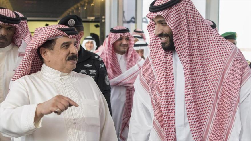 El príncipe heredero saudí, Muhamad bin Salman Al Saud (dcha.), junto al rey de Baréin, Hamad bin Isa Al Jalifa.