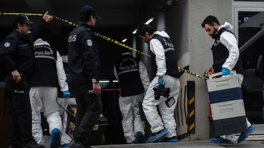 Forenses turcos llegan al lugar donde se ha encontrado un automóvil perteneciente al consulado saudí, Estambul, 23 de octubre de 2018. (Foto: AFP)