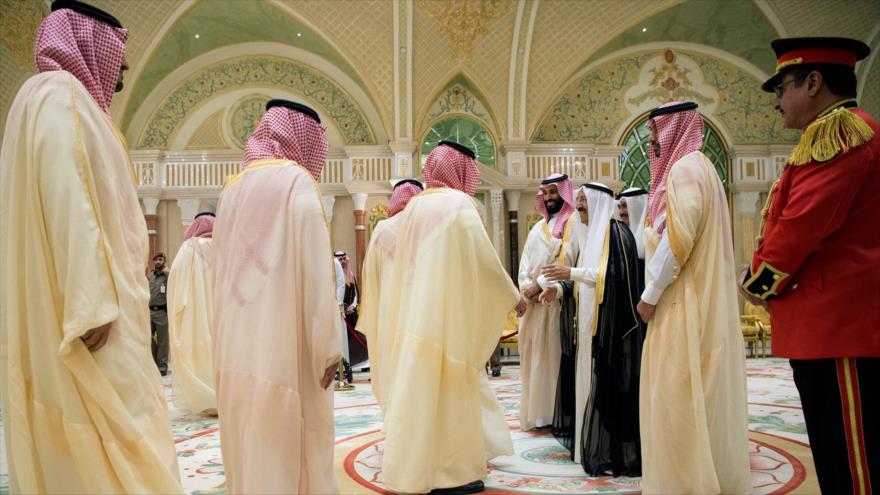 El príncipe heredero, Muhamad bin Salman Al Saud (izq.) recibe a una delegación kuwaití en el palacio Royal, 30 de septiembre de 2018. (Foto: AFP)
