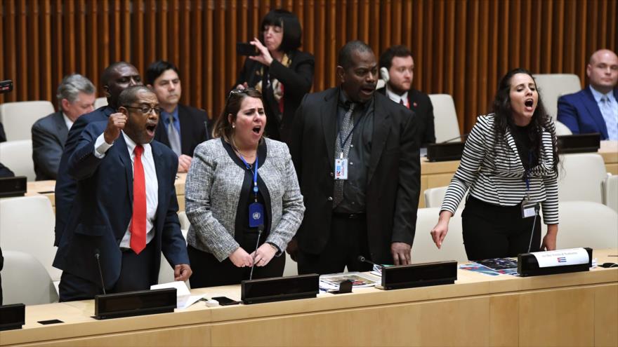 Diplomáticos cubanos ante la ONU protestan por el lanzamiento de la campaña Presos ¿por qué? durante una reunión, 16 de octubre de 2018. (Fuente: AFP)