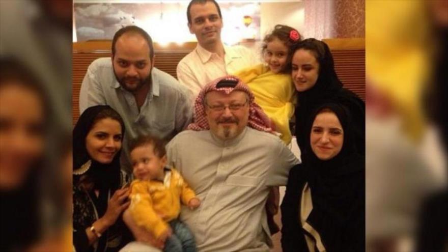 El periodista Jamal Khashoggi en una foto con miembros de su familia.