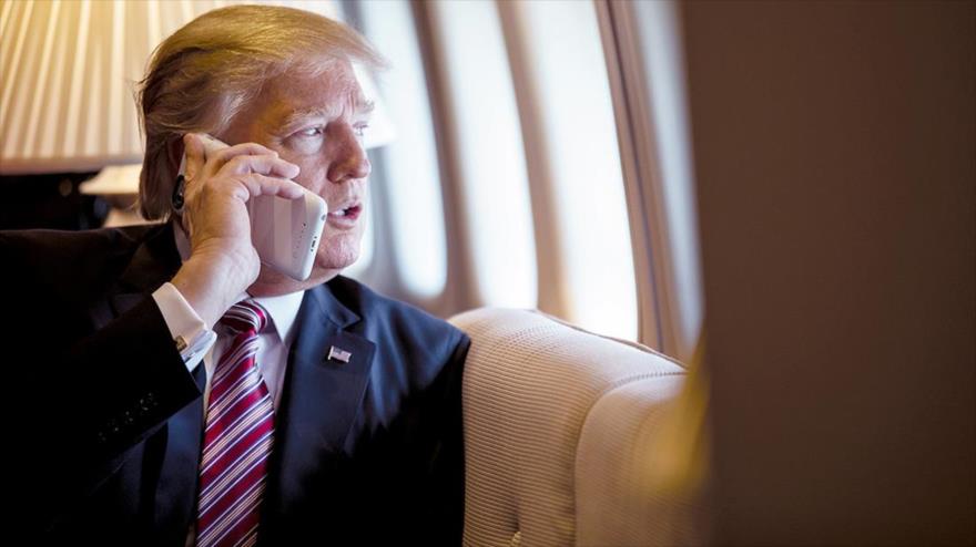 El presidente de EE.UU., Donald Trump, habla por teléfono móvil a bordo de Air Force One. 26 de enero de 2017.