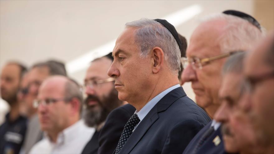 El premier israelí, Benjamín Netanyahu (en el medio), junto con el presidente de Israel, Reuven Rivlin (dcha.), en Tel Aviv, 30 de mayo de 2018. (Foto: AFP)