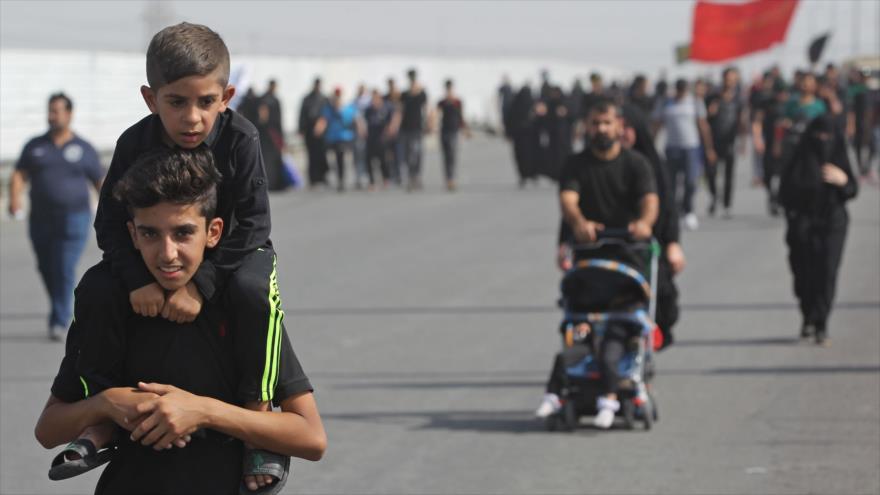 Peregrinos caminan hacia Karbala para participar en la conmemoración de Arbaín, 25 de octubre de 2018 (Foto: AFP).