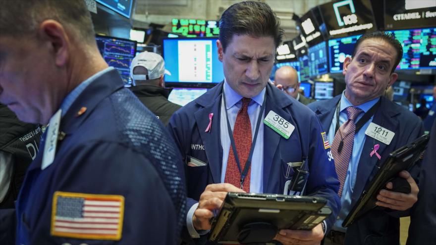 Traders en el edificio de la Bolsa de Nueva York (NYSE, según sus siglas en inglés), en Estados Unidos, 12 de octubre de 2018 (Foto: AFP).