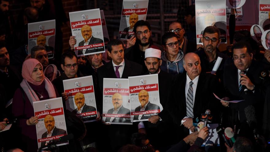 Una manifestación contra el asesinato de Jamal Khashoggi frente al consulado saudí en Estambul, Turquía, 25 de octubre de 2018. (Foto: AFP)
