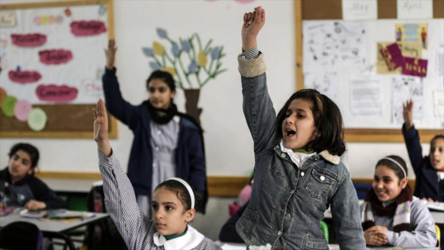 Niñas palestinas asisten a una clase en una escuela en la ciudad de Gaza, 22 de enero de 2018. (Foto: AFP)