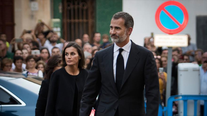 Rey Felipe VI de España y su esposa llegan a la iglesia de Manacor, 17 de octubre de 2018. (Foto: AFP)