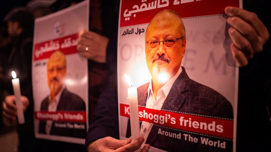 Los manifestantes turcos sostienen carteles que representan al periodista saudí Jamal Khashoggi, 25 de octubre de 2018. (Foto: AFP)