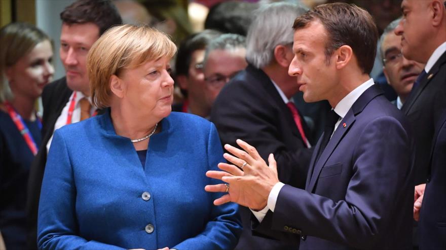 El presidente francés, Emmanuel Macron (dcha.), y la canciller alemana, Angela Merkel, reunidos en acto oficial en Bruselas, 17 de octubre de 2018. (Foto: AFP).