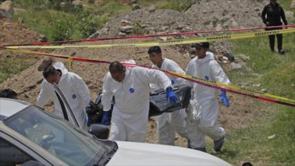 Hallan 19 cadáveres en fosas clandestinas en México