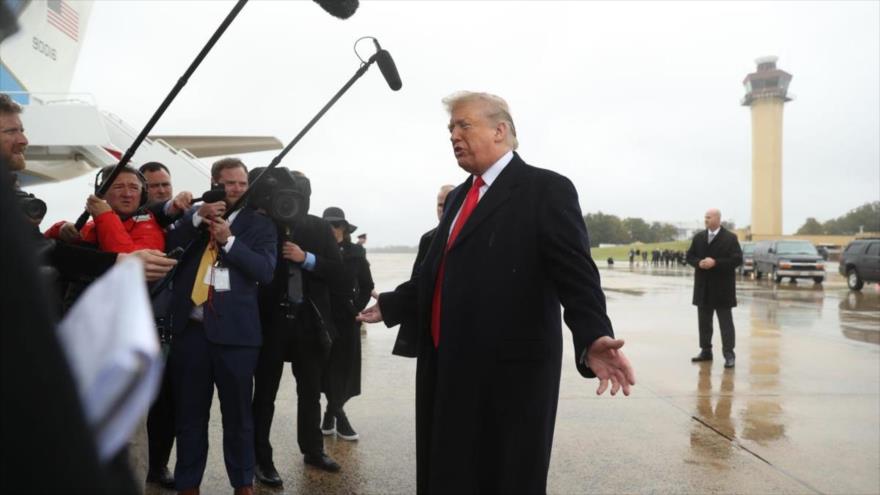 El presidente estadounidense, Donald Trump, habla a la prensa antes de dirigirse a un mitin en Indianápolis, 27 de octubre de 2018. (Foto: AP)