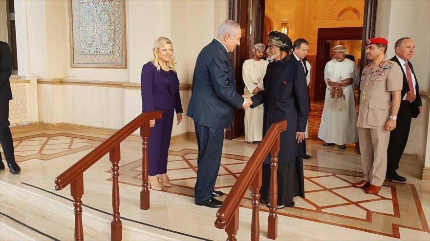 El rey de Omán, el sultán Qabus bin Said (drcha.), recibe al premier israelí, Benjamín Netanyahu, y su mujer Sara, en Mascate, 26 de octubre de 2018.