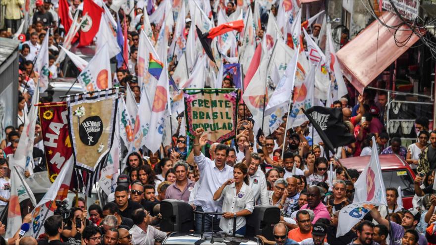 El candidato presidencial por el PT, Fernando Haddad, durante un mitin en las afueras de Sao Paulo, Brasil, 27 de octubre de 2018. (Foto: AFP)