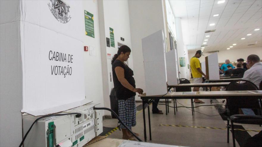 Varias personas votan en la segunda vuelta de elecciones de Brasil en la ciudad del Rio de Janeiro, 28 de octubre de 2018 (Foto: AFP).