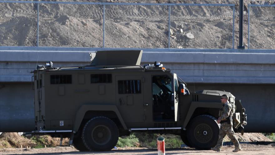 Un vehículo militar del Ejército estadounidense estacionado cerca de la valla fronteriza con México en Calexico, California, 26 de octubre de 2018.