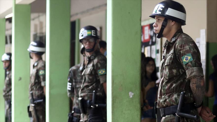 Agentes policía desplegados cerca de un centro de votación en Río de Janeiro, Brasil, 28 de octubre de 2018. (Foto: AFP)