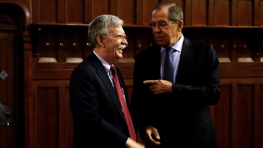 El canciller ruso, Serguéi Lavrov (dcha.), y el consejero de Seguridad Nacional de EE.UU., John Bolton, Moscú, 22 de octubre de 2018. (Foto: AFP)