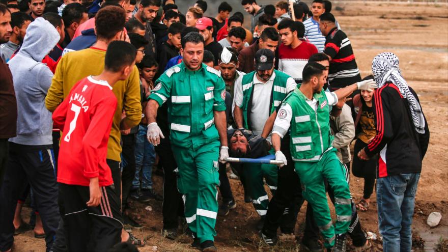 Trasladan a un hombre herido por disparos israelíes en la Marcha del Retorno en Gaza, 26 de octubre de 2018. (Foto: AFP).