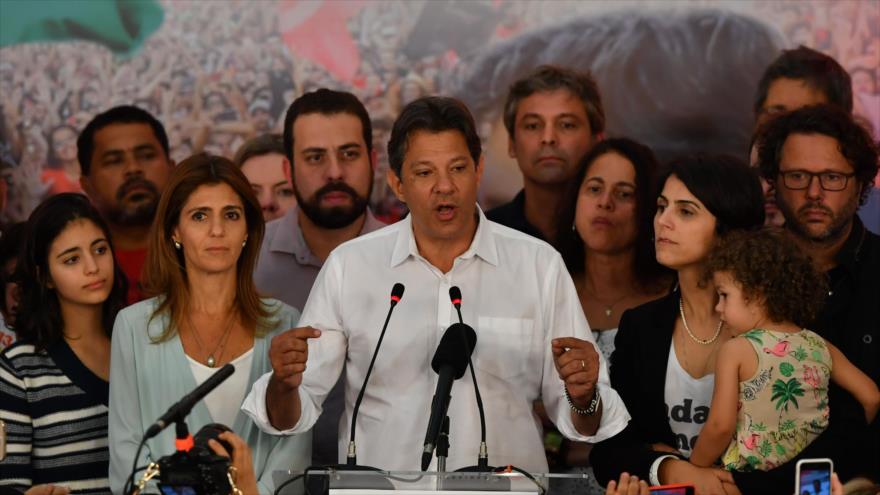 El candidato a la presidencia de Brasil, Fernando Haddad, ofrece un discurso después de conocerse oficialmente los resultados de las elecciones, 28 de octubre de 2018. (Fuente: AFP).