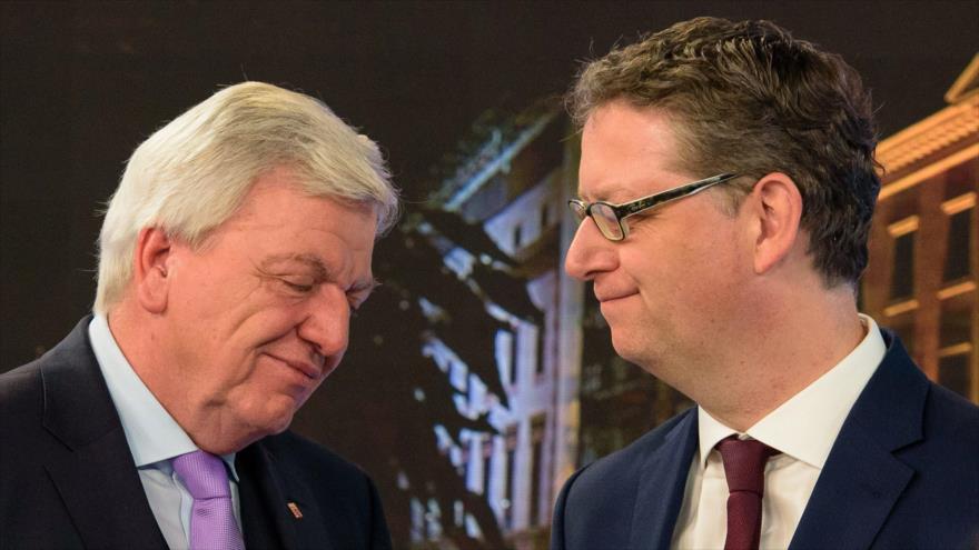 Volker Bouffier (izda.) y Thorsten Schaefer-Guembel, candidatos conservador y socialdemócrata en Hesse (Alemania), 28 de octubre de 2018. (Foto: AFP).