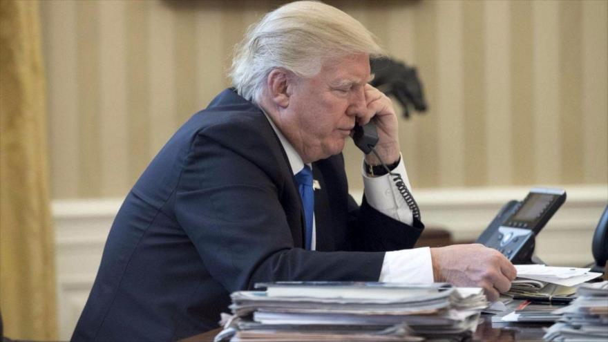 El presidente de EE.UU., Donald Trump, habla por telefono en el Despacho Oval de la Casa Blanca.