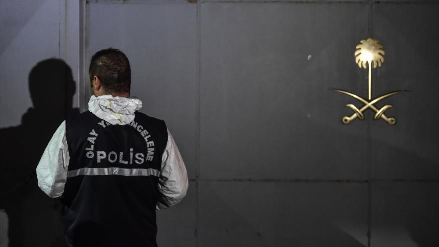 Un agente policial vigila la entrada principal del consulado de Arabia Saudí en Estambul, Turquía, 18 de octubre de 2018. (Foto: AFP)