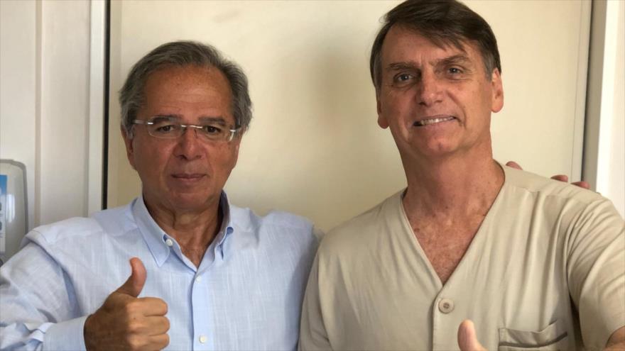 El economista Paulo Guedes (izq.), junto al presidente electo brasileÃ±o, Jair Bolsonaro.