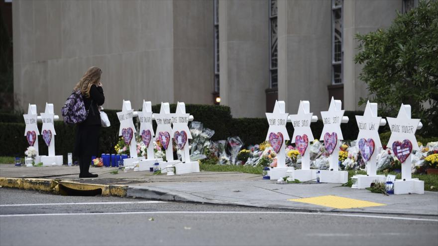 Una mujer se para en un memorial afuera de una sinagoga en Pittsburgh, blanca de un ataque mortal, EE.UU., 27 de octubre de 2018. (Foto:AFP)