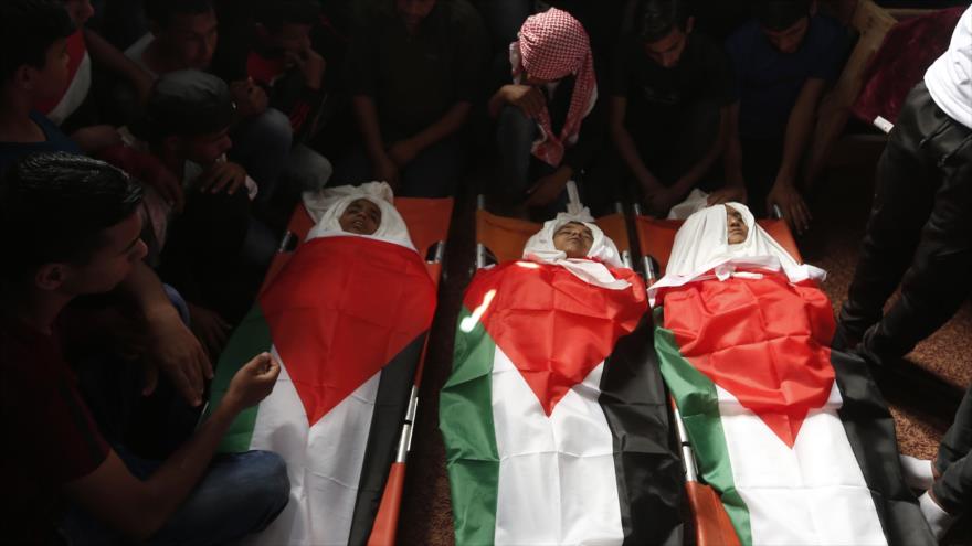 Funeral de tres palestinos matados por el régimen israeli en la Franja de Gaza, 29 de octubre de 2018. (Foto: AFP)