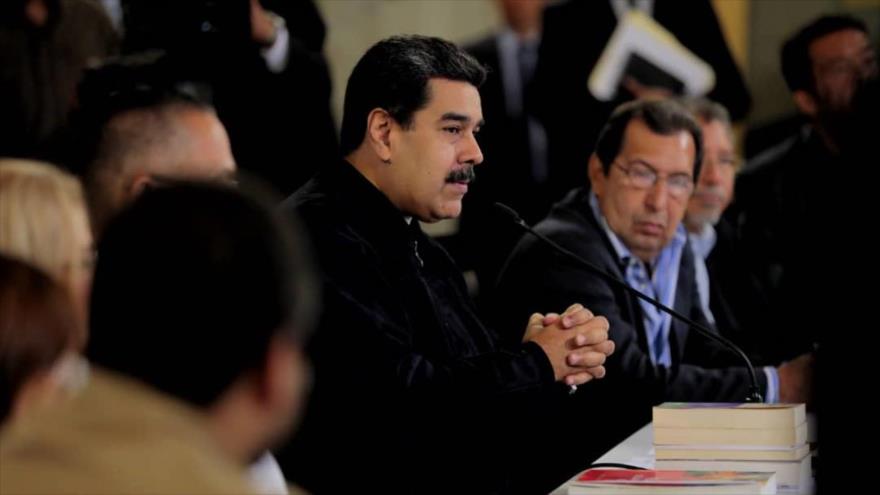 El presidente venezolano, Nicolás Maduro (Centro), habla durante un acto en Caracas (capital), 28 de octubre de 2018.