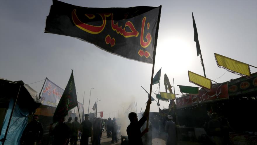 Iraníes ondean banderas en un punto fronterizo cerca de Irak, mientras se dirigen hacia Karbala para conmemorar Arbaín, 28 de octubre de 2018, (Foto: AFP)