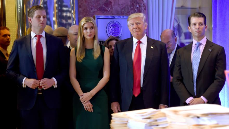 El presidente de EE.UU., Donald Trump, (2.º a dcha.) y sus hijos, Donald Jr. (dcha.), Eric (izda.) e Ivanka, 11 de enero de 2018. (Foto: AFP)