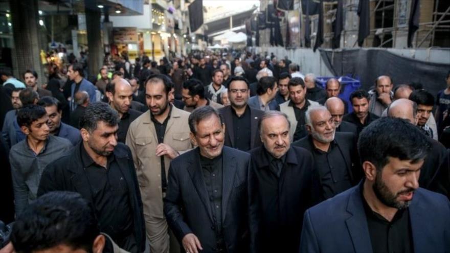 El vicepresidente primero de Irán, Eshaq Yahanguiri (centro), participa en las marchas de Arbaín en Nayaf, 30 de octubre de 2018. (Foto: IRNA)