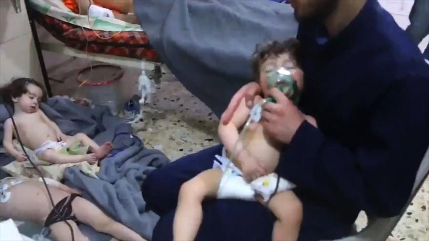 Ayudan a niños después de un presunto ataque con gas cloro en la ciudad siria de Duma.