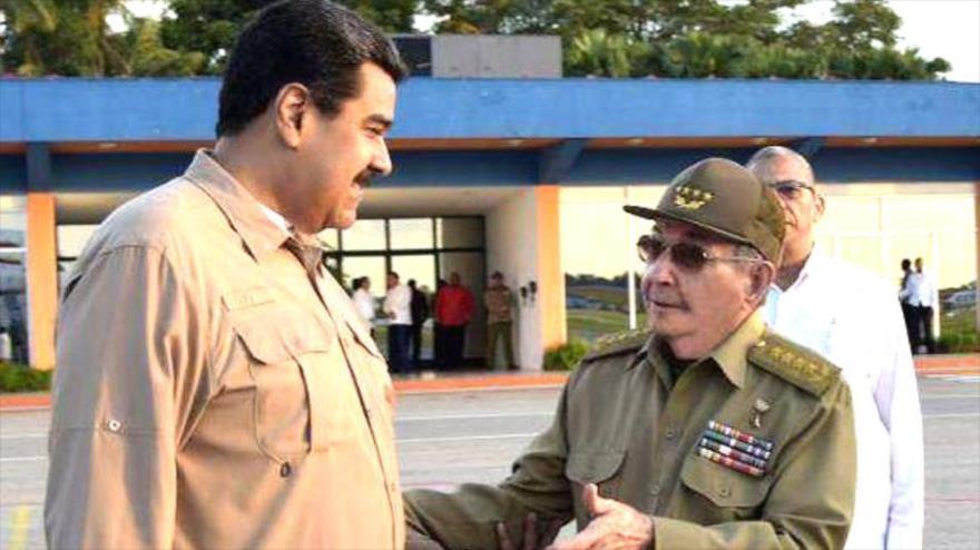 El presidente de Venezuela, Nicolás Maduro (izda.), junto al expresidente de Cuba, Raúl Castro, en la Habana, 30 de octubre de 2018. 