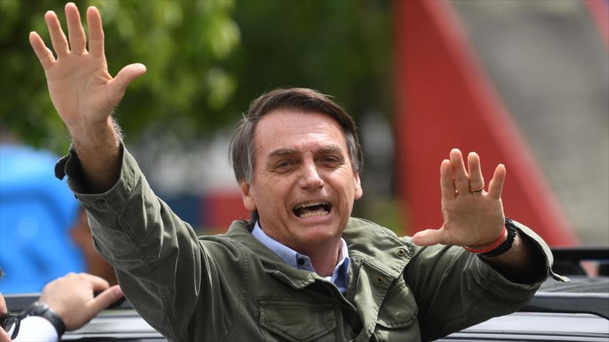 El presidente electo de Brasil, el ultraderechista Jair Bolsonaro, da pulgares a sus partidarios, 28 de octubre 2018. (Foto: AFP)