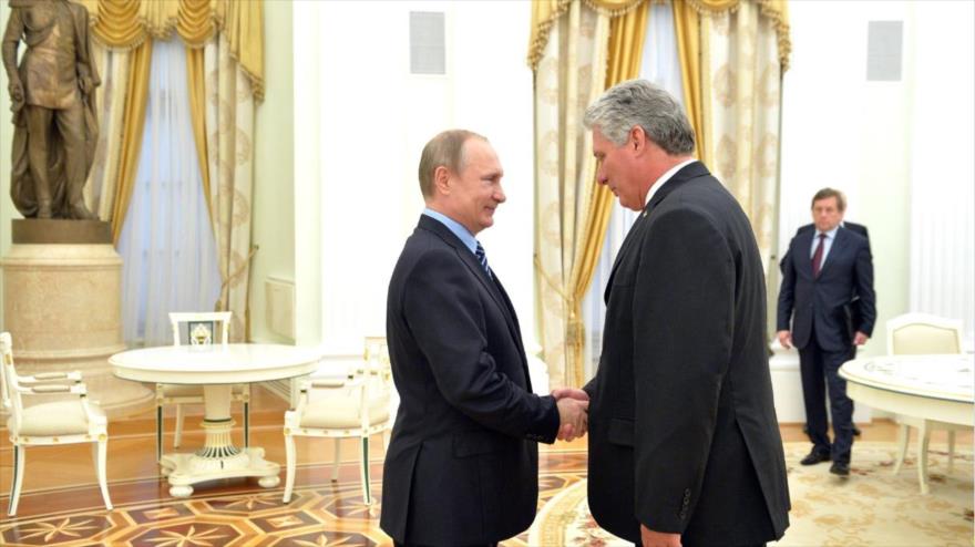 El entonces primer vicepresidente cubano, Miguel Díaz-Canel (dcha.), junto con el presidente ruso, Vladimir Putin, en Moscú, 25 de mayo de 2016.