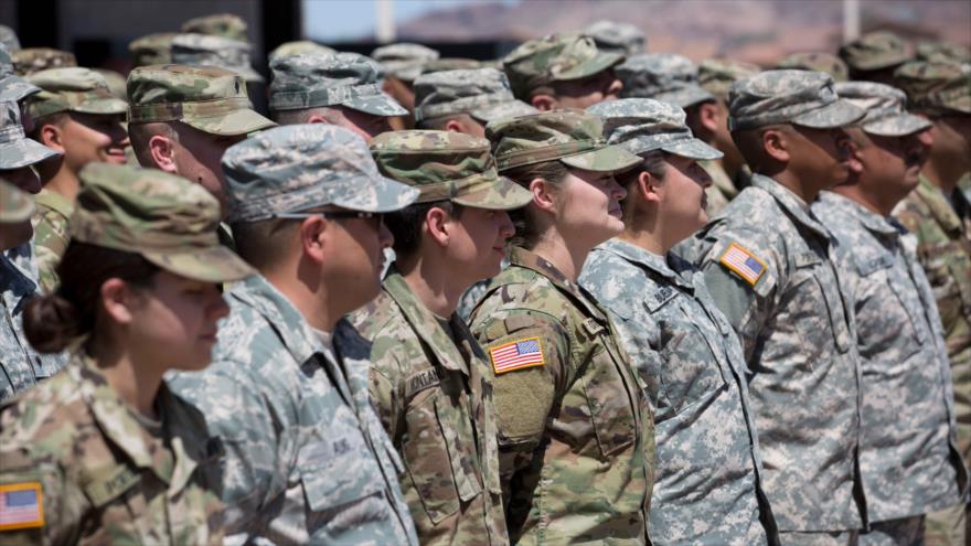 Militares de la Guardia Nacional de Arizona escuchan las instrucciones en la Reserva Militar de Papago Park en Phoenix, 09 de abril de 2018. (Foto: AFP)